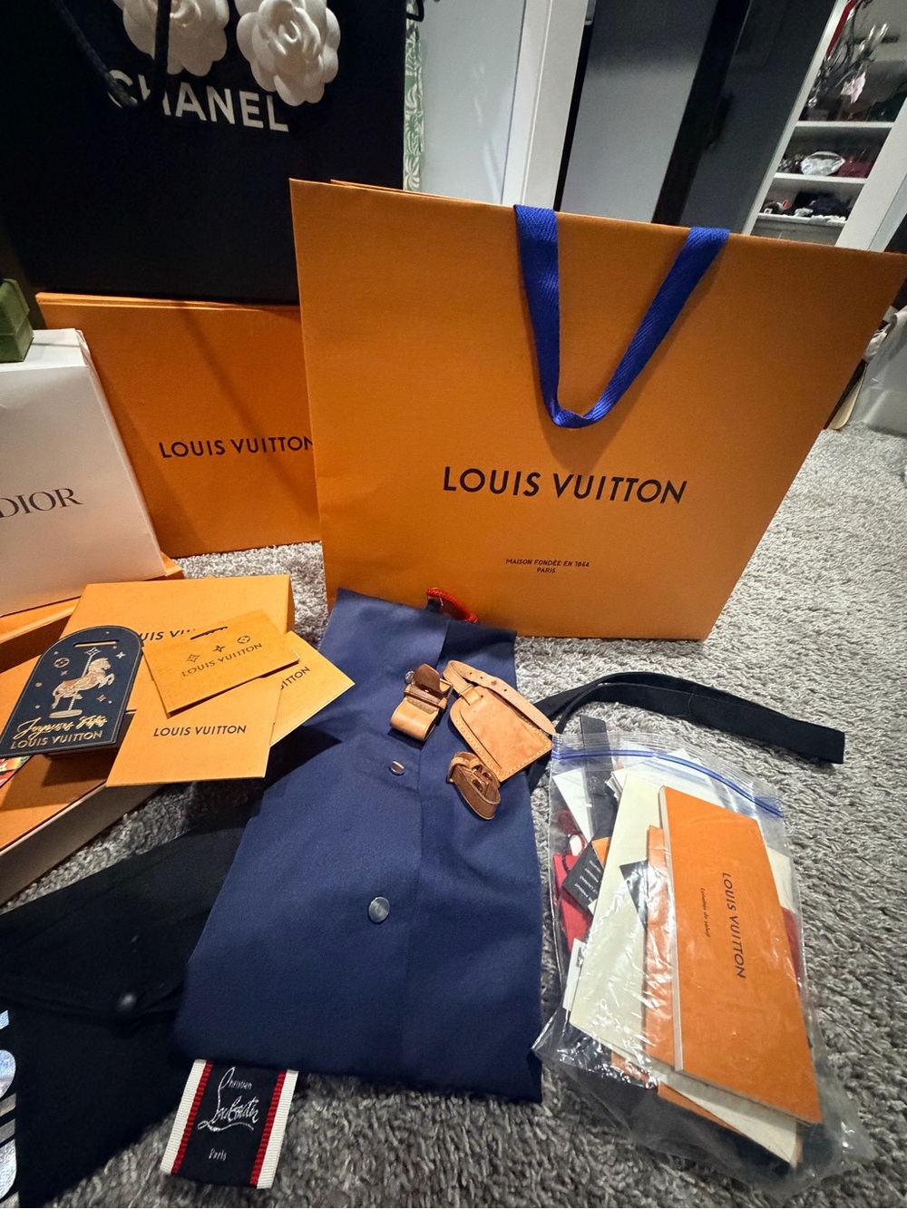 Louis Vuitton - Picture 5 of 13